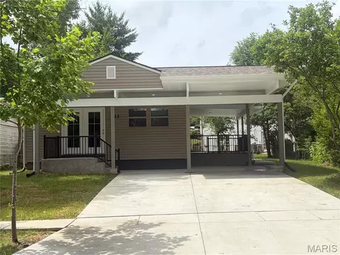 33 Cedar Dr, Pacific, MO 63069