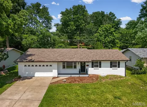 3036 Cherokee Ln, Saint Charles, MO 63301