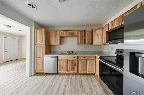Kitchen - 15020 Hackney Dr, Saint Robert, MO 65584 photo 2 of 2