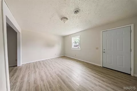 Living - 15020 Hackney Dr, Saint Robert, MO 65584 photo 2 of 3