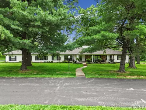 18 Country Aire Dr, Saint Louis, MO 63131