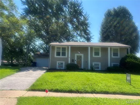 2580 Morningside Dr, Florissant, MO 63031
