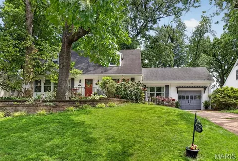 886 Woodbine Dr, Saint Louis, MO 63126
