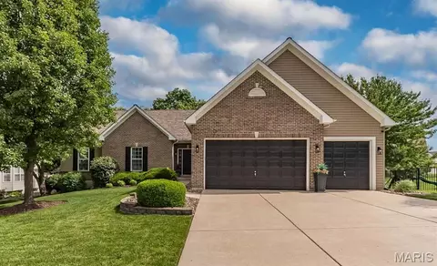 4081 Stonecroft Dr, Saint Charles, MO 63304