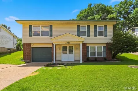 2381 Wesford Dr, Maryland Heights, MO 63043