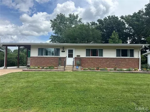 765 Kostka Ln, Florissant, MO 63031