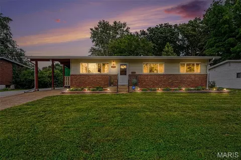 765 Kostka Ln, Florissant, MO 63031