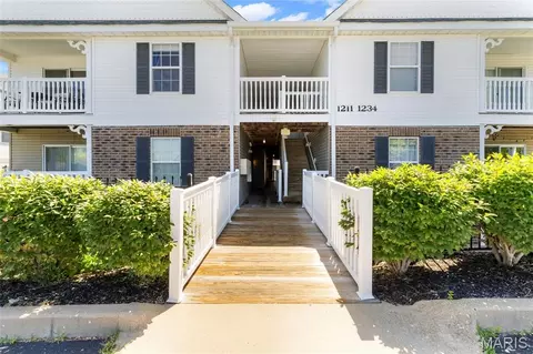 1233 Saravalle Dr, Saint Peters, MO 63376