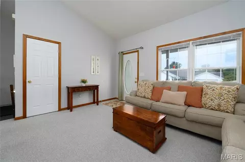 Entry Way - 160 Sawmill Rd, Saint Robert, MO 65584 photo 4 of 6