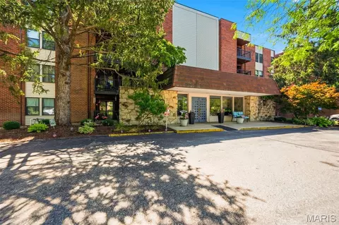 590 Sarah Ln #208, Saint Louis, MO 63141