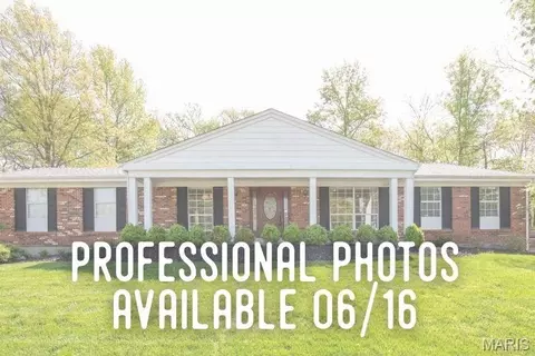 2340 Fairoyal Dr, Des Peres, MO 63131
