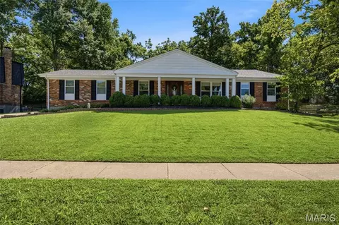 2340 Fairoyal Dr, Des Peres, MO 63131