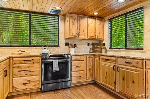 Kitchen - 632 Wunderbar Point Dr, Innsbrook, MO 63390 photo 2 of 2