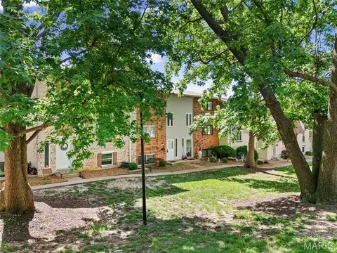 161 Carmel Woods Dr, Ellisville, MO 63021