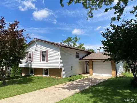1523 Shadow Ln, Saint Charles, MO 63303