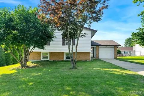 1523 Shadow Ln, Saint Charles, MO 63303