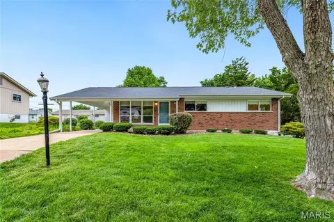 957 Active Dr, Saint Louis, MO 63146