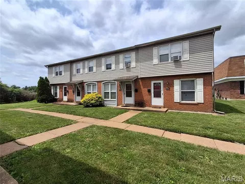 1017 Parkcrest Dr, Saint Charles, MO 63301