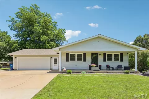 8 Frisse Ct, Highland, IL 62249