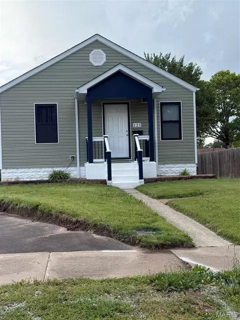 121 Whitelaw Ave, East Alton, IL 62024