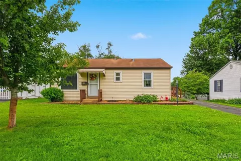 2702 Chatham Dr, Maryland Heights, MO 63043