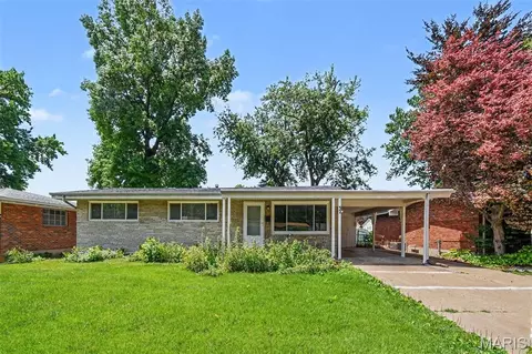 32 Queen Ann Dr, Hazelwood, MO 63042
