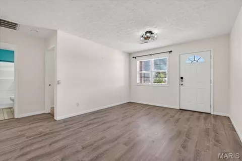 Living - 301 Kaskaskia Dr, Red Bud, IL 62278 photo 2 of 2
