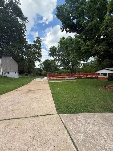 5123 Ville Donna Ln, Hazelwood, MO 63042