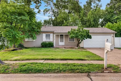 2105 Avon Dr, Florissant, MO 63033
