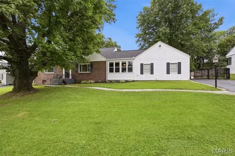 9860 Berwick Dr, Affton, MO 63123