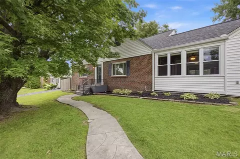 9860 Berwick Dr, Affton, MO 63123