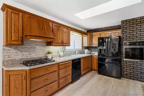 Kitchen - 11288 Briarstone Dr, Sappington, MO 63126 photo 4 of 5