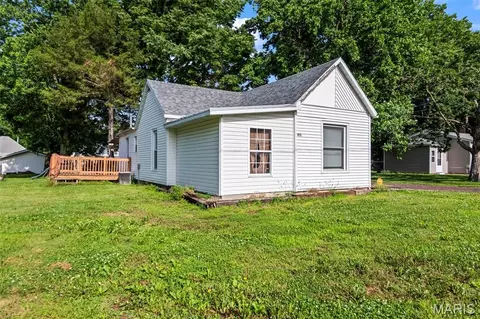 1013 N Van Buren St, Litchfield, IL 62056