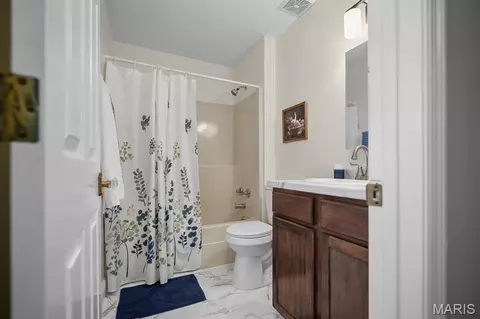 Bath - 3310 Lynch Rd, Pacific, MO 63069 photo 1 of 2