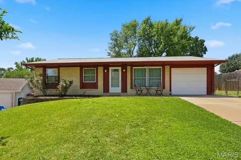 12428 Bernie Ln, Maryland Heights, MO 63043
