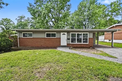 435 Saint Edward Ln, Florissant, MO 63033