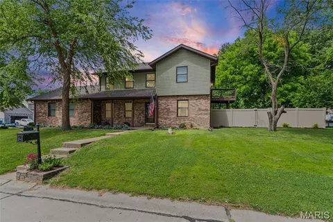 608 Goldfinch Ln, Troy, IL 62294
