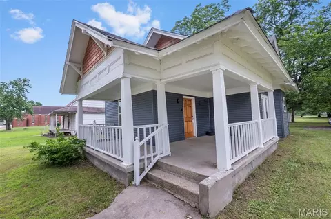Exterior - 300 S Main St, Gideon, MO 63848 photo 2 of 5