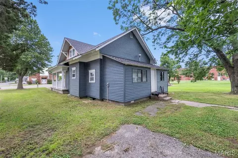 Exterior - 300 S Main St, Gideon, MO 63848 photo 4 of 5
