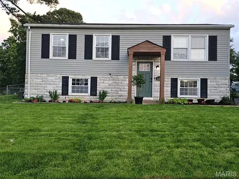 1104 Dauphine Ln, Manchester, MO 63011
