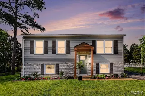1104 Dauphine Ln, Manchester, MO 63011
