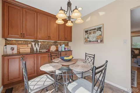 Dining - 254 Village Mead Dr, Ballwin, MO 63021 photo 8 of 8