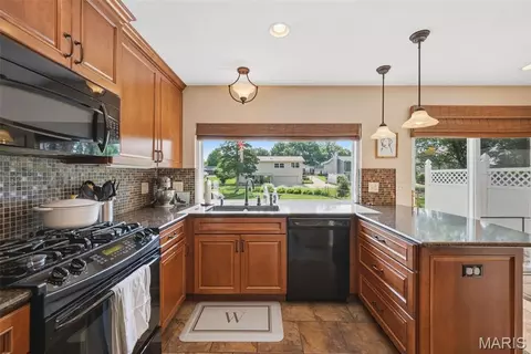 Kitchen - 254 Village Mead Dr, Ballwin, MO 63021 photo 4 of 5