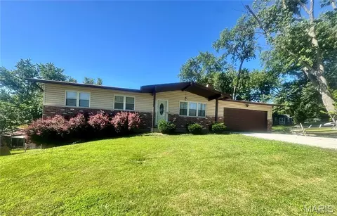 2831 Corral Estates Dr, Arnold, MO 63010
