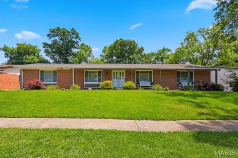 1022 Fernway Ln, Creve Coeur, MO 63141