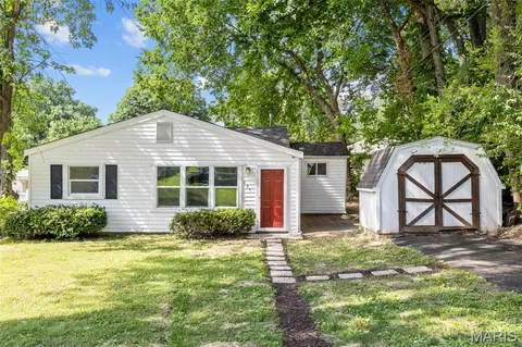 135 Becker Dr, Saint Louis, MO 63135