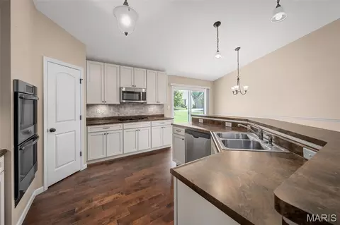 Kitchen - 5366 Lakepath Way, Eureka, MO 63025 photo 5 of 5