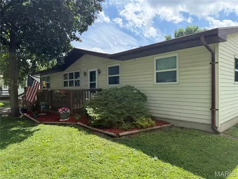 1108 Johnson St, Carlinville, IL 62626