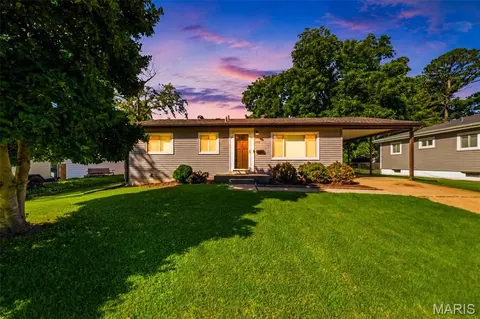 808 Lightwood Dr, Hazelwood, MO 63042