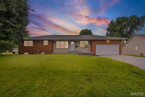 100 Winchester Dr, Belleville, IL 62223